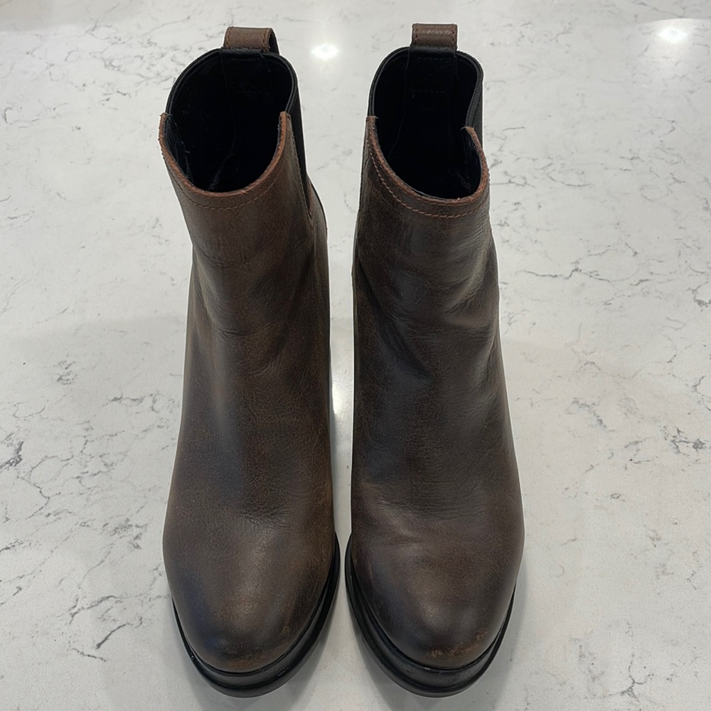 Sorel women’s waterproof bootie. Size 8. Condition good.